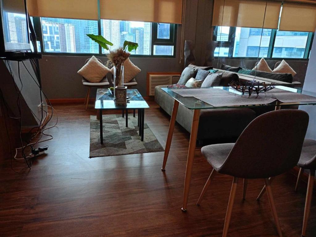 Loft Condo Beside Shangri-La Fort Manila Exterior photo
